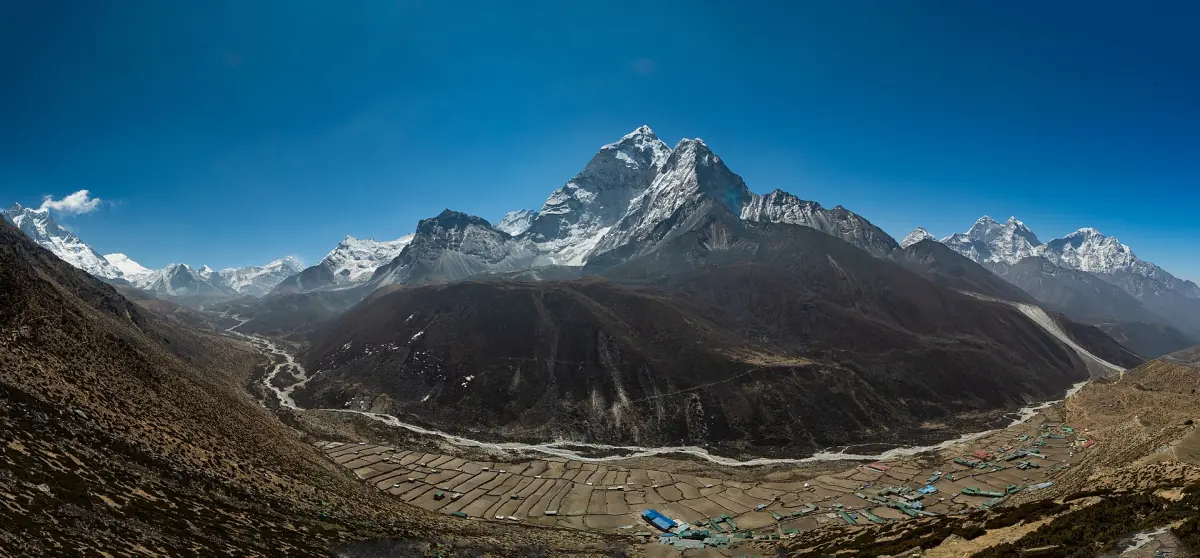 Il villaggio di Dingboche e i suoi campi terrazzati nella valle, con le vette himalayane sullo sfondo