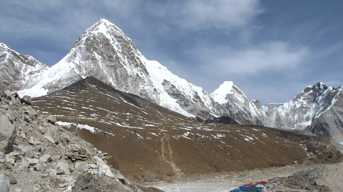 Il Pumori che si innalza sopra i pendii rocciosi del Kala Patthar, visto dal lato di Gorak Shep