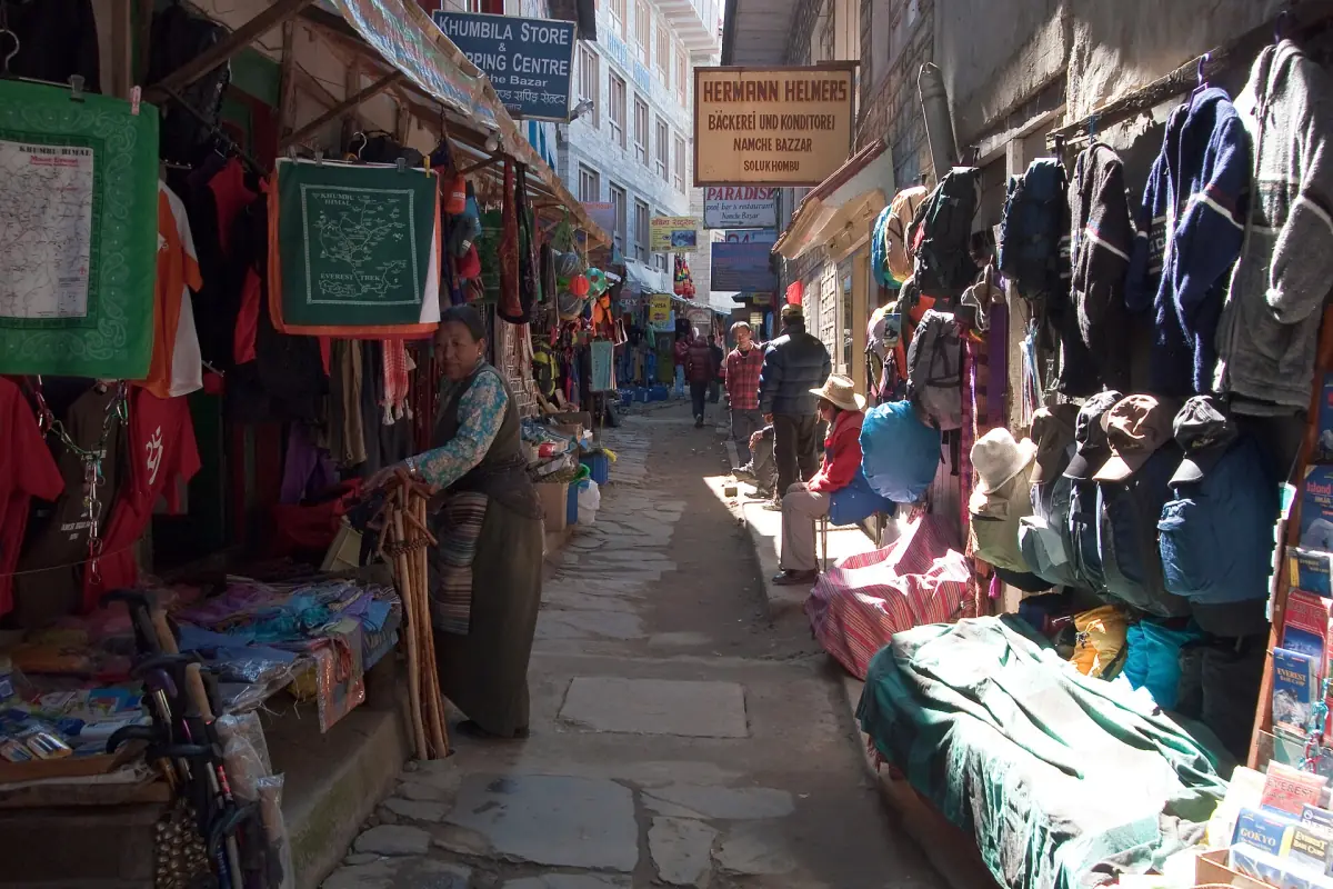 Una via commerciale a Namche Bazaar